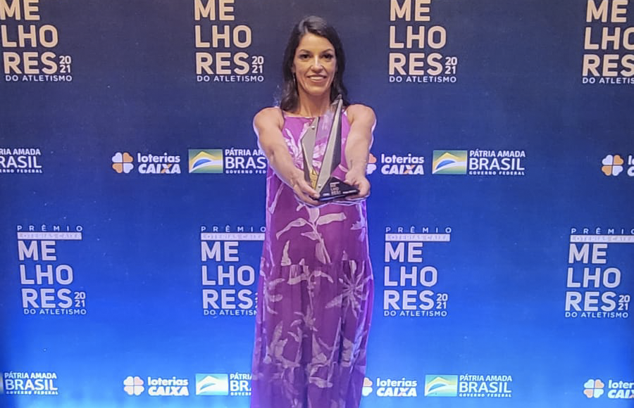 Simone Ferraz recebe prêmio da Confederação Brasileira de Atletismo