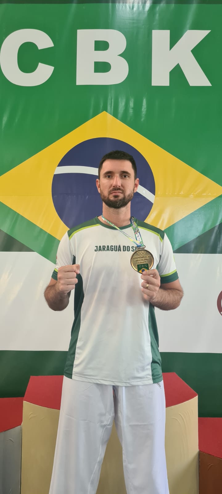 Karateca conquista ouro no Brasileiro