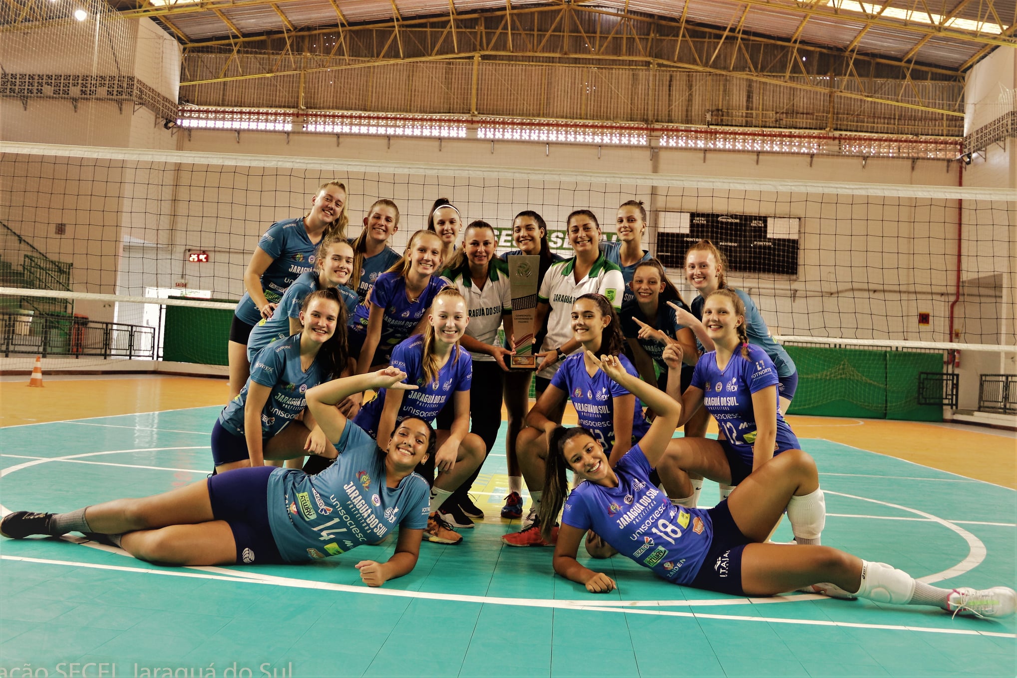 Voleibol Feminino de Jaraguá do Sul recebe o Troféu Eficiência da Federação Catarinense de Voleibol