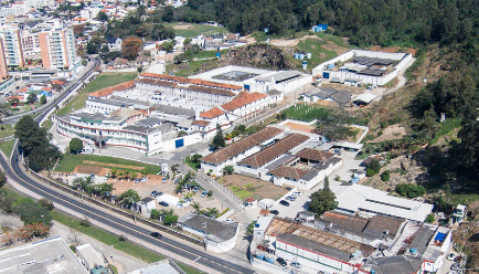 Trio que tentou matar homem queimando-o dentro do carro em Águas Mornas é condenado