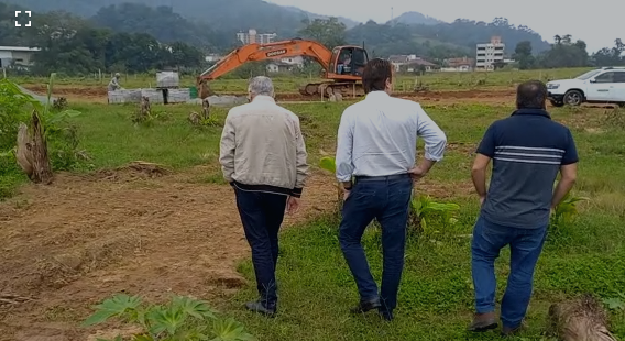 Prefeito vistoria obras do terceiro trecho da Via Verde