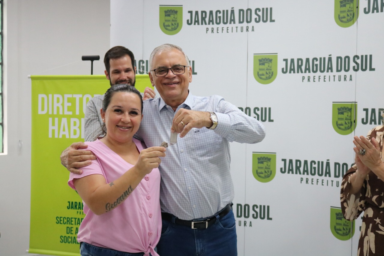 <strong>Entrega das chaves de quatro imóveis para famílias cadastradas pela Secretaria Municipal de Assistência Social e Habitação</strong>