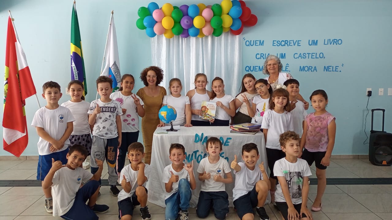 Crianças autografam suas próprias obras em Guaramirim