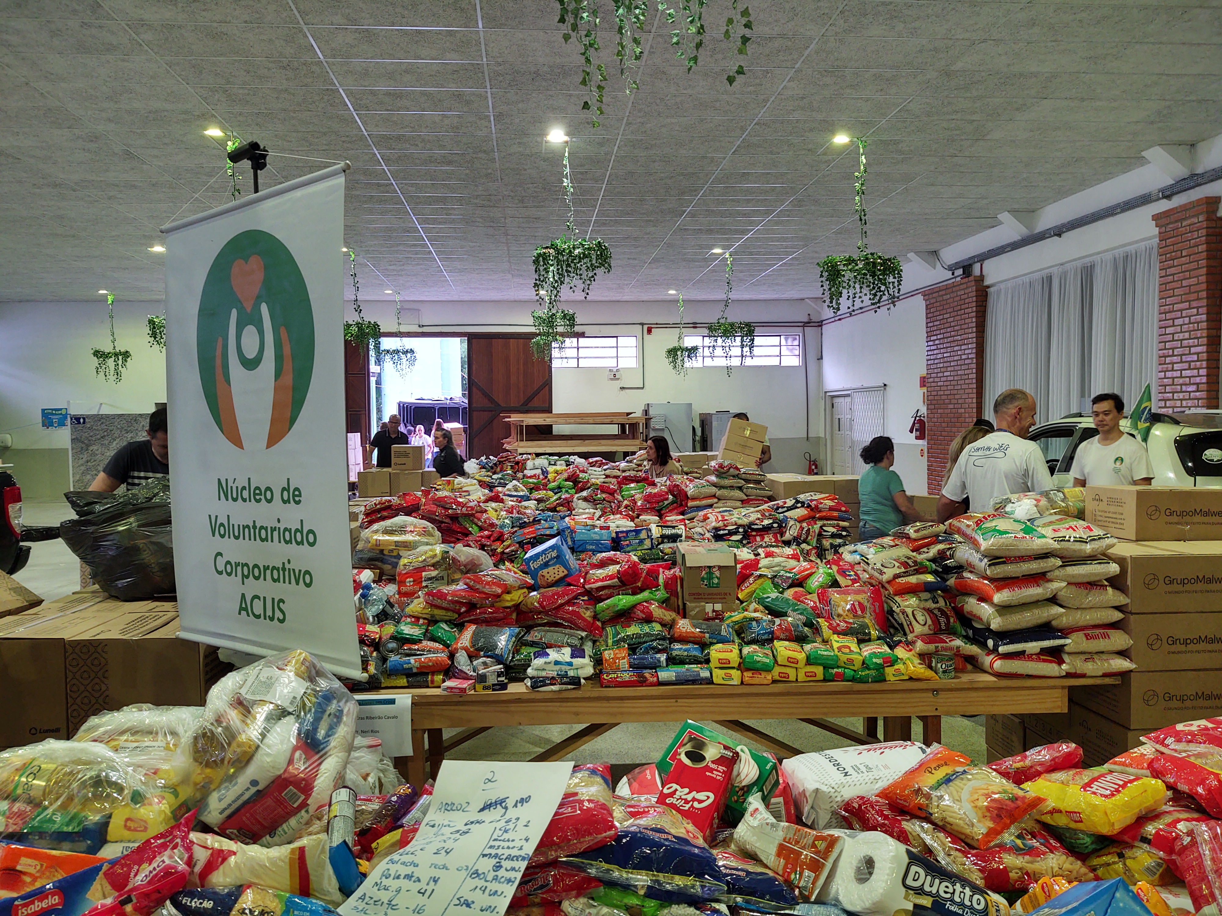 <strong>Campanha do Núcleo de Voluntariado Corporativo arrecada mais de 10 toneladas de alimentos</strong>