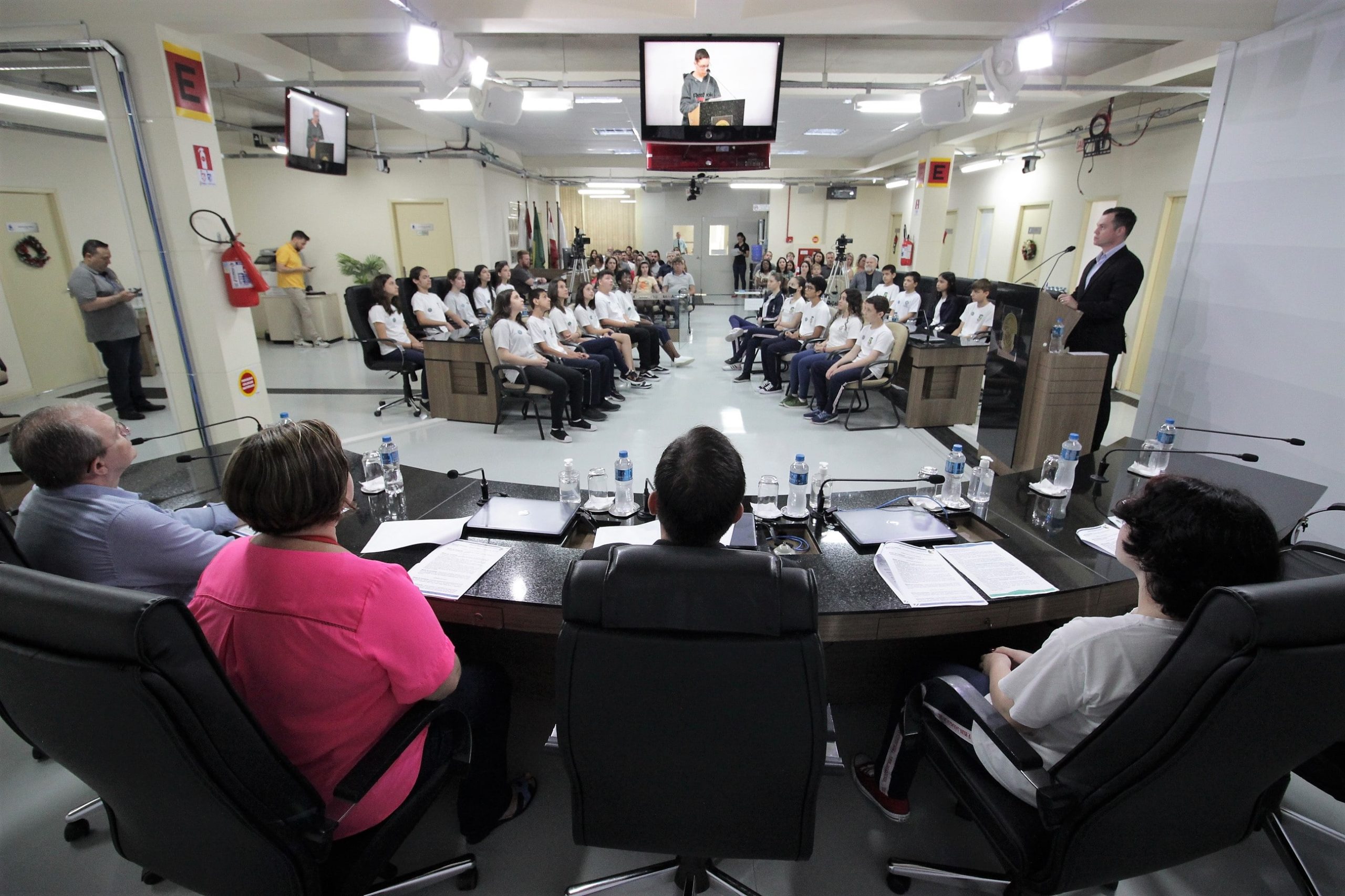 <strong>Vereadores mirins de 2023 são diplomados na Câmara de Jaraguá do Sul</strong>