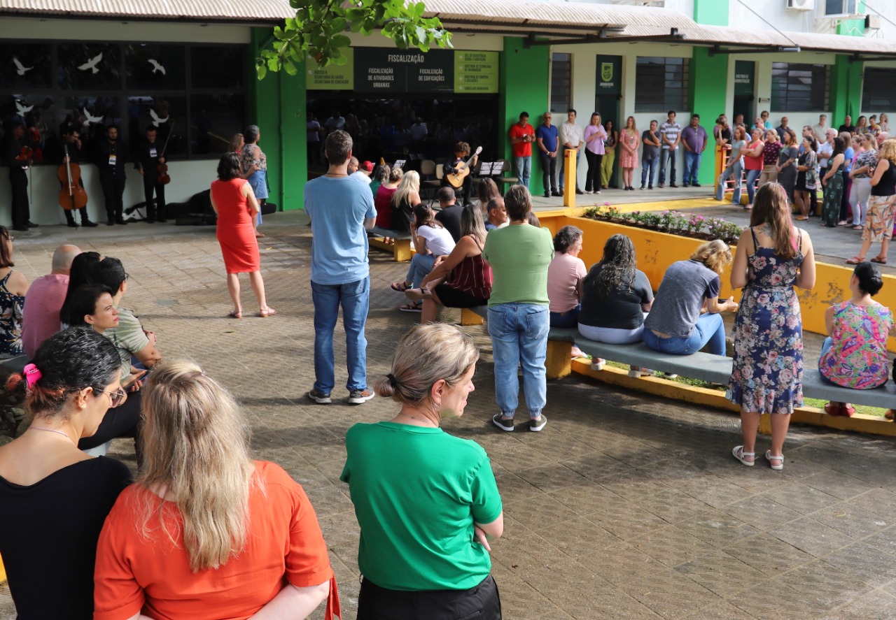 <strong>Músicos do Femusc recepcionam servidores após férias coletivas</strong>