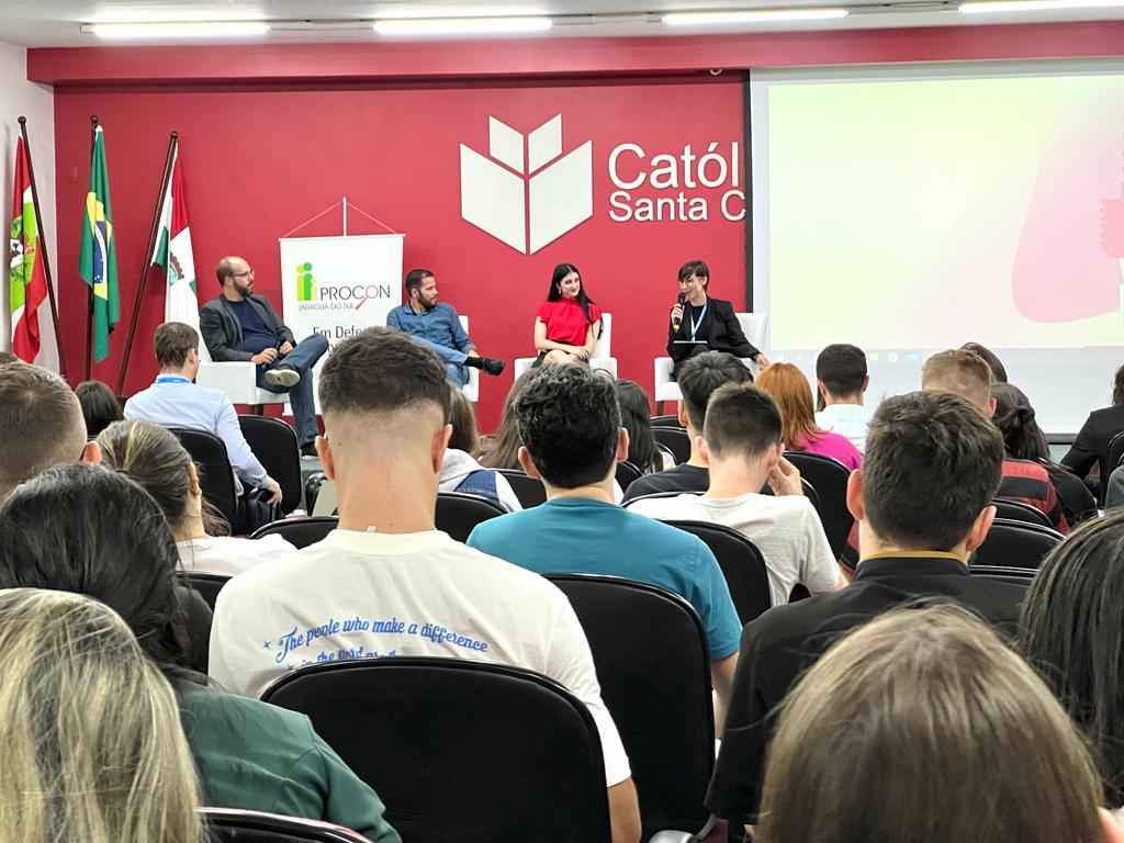 <strong>Sucesso de público na mesa redonda sobre educação financeira</strong>