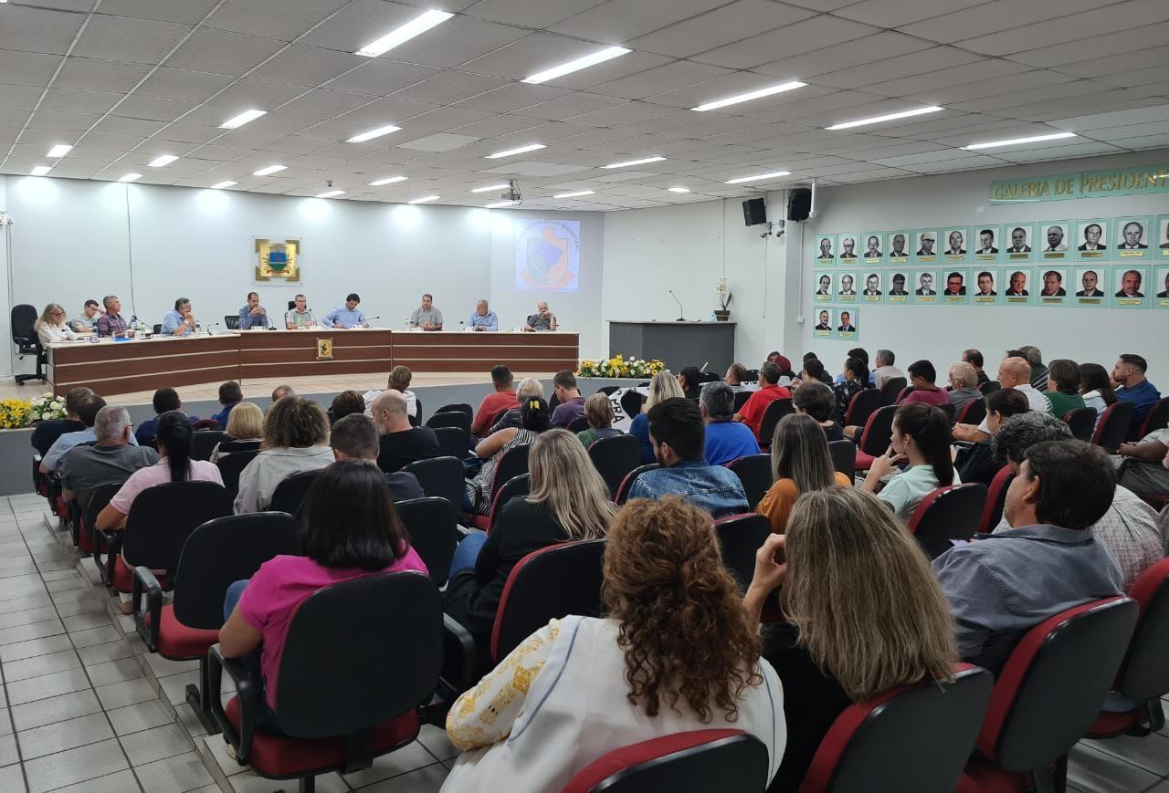 Câmara de Vereadores pede esclarecimentos sobre manutenção de pagamento ao prefeito e exoneração de comissionados