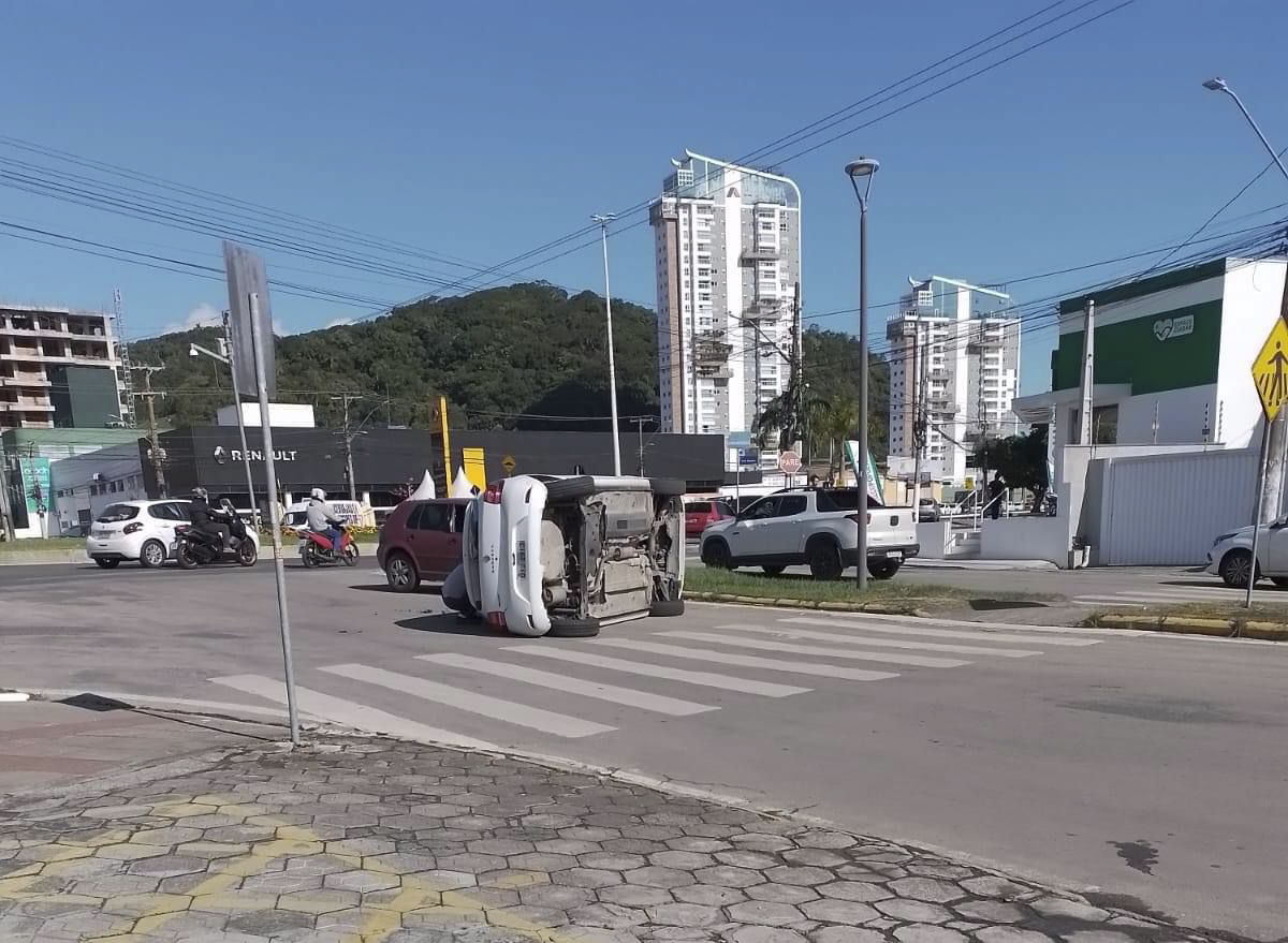 EM ITAJAÍ VEÍCULO TOMBOU RESULTANDO EM LONGA FILA