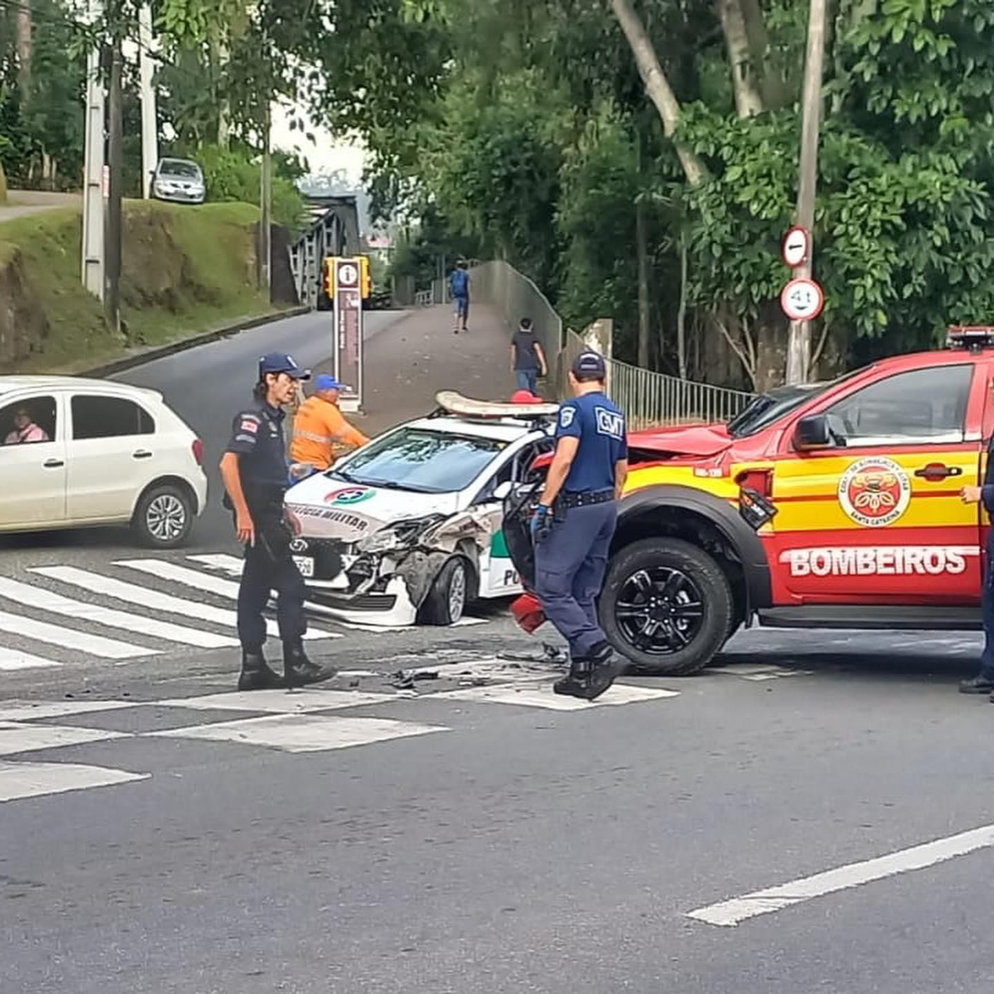 Bombeiros colidemcom viatura da PM em Blumenau