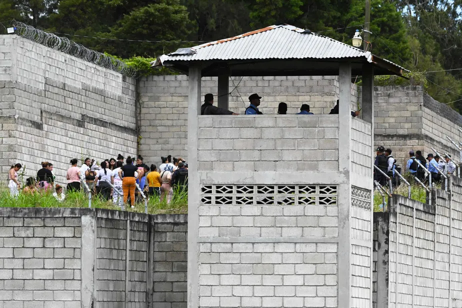Famílias hondurenhas buscam respostas após morte de 46 pessoas em prisão feminina