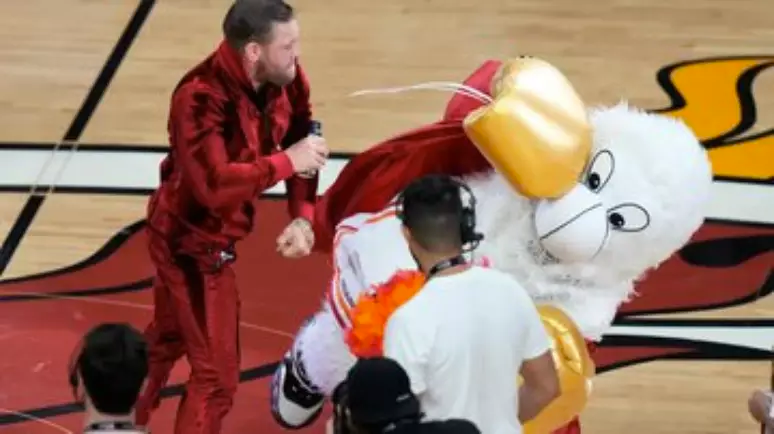 Mascote da NBA é hospitalizado após sofrer golpe de campeão do UFC