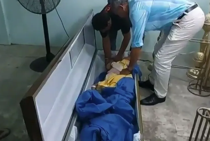 Idosa considerada morta acorda dentro de caixão no próprio velório no Equador