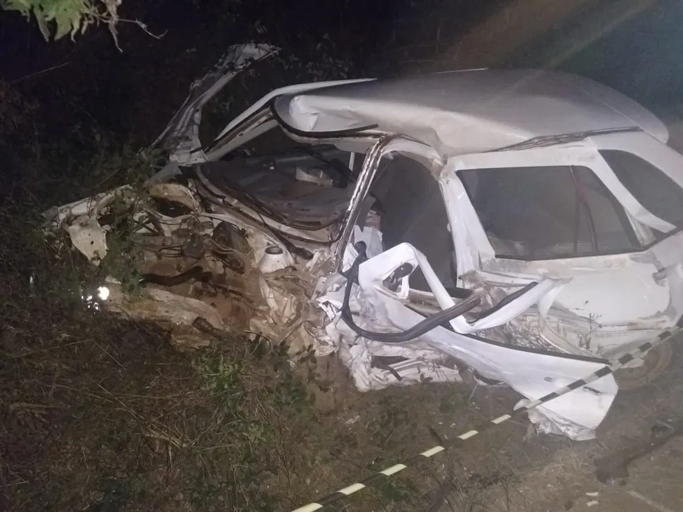 Três morrem e carro fica destruído em grave acidente no Oeste de SC