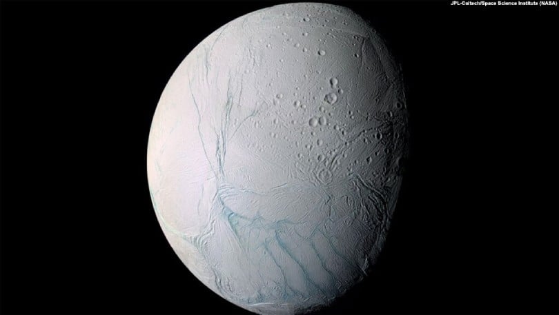 Elemento fundamental para a vida é encontrado em lua de Saturno