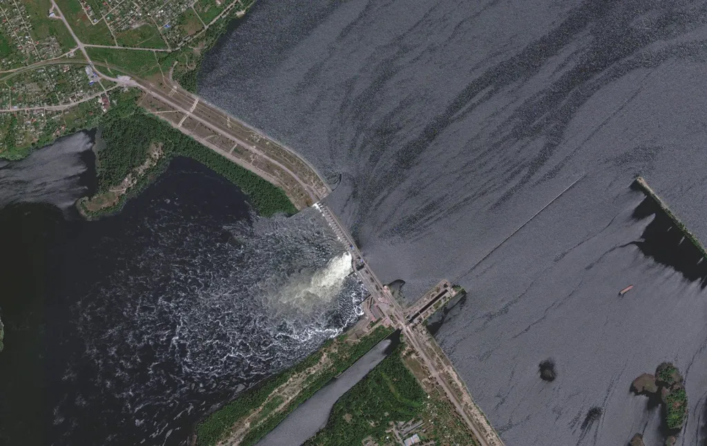 Explosão destrói barragem de Nova Kakhovka, no sul da Ucrânia