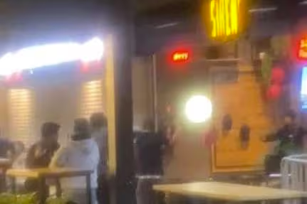 Cliente urina em garçom e causa tumulto e pancadaria em bar