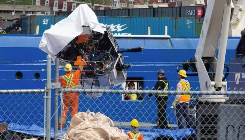 As primeiras imagens dos destroços do submarino do Titanic resgatados do fundo do mar