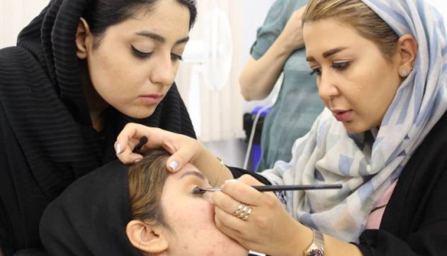 Afegãs lamentam proibição de salões de beleza pelo Talebã: 'Lugares que nos davam esperança'