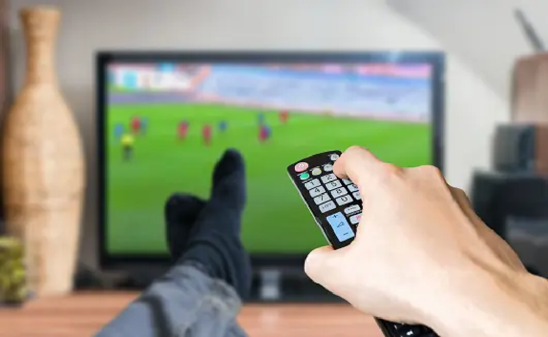 Homem agride mulher porque TV não estava pegando jogo de futebol