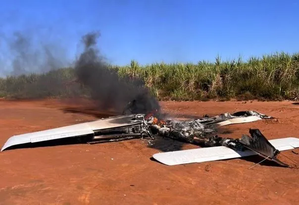 Avião suspeito é perseguido pela FAB no Paraná e faz pouso forçado; piloto incendeia aeronave