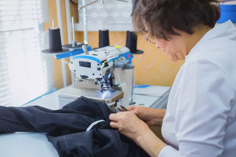 França investe R$ 830 milhões em benefício para quem consertar roupas ao invés de comprar novas