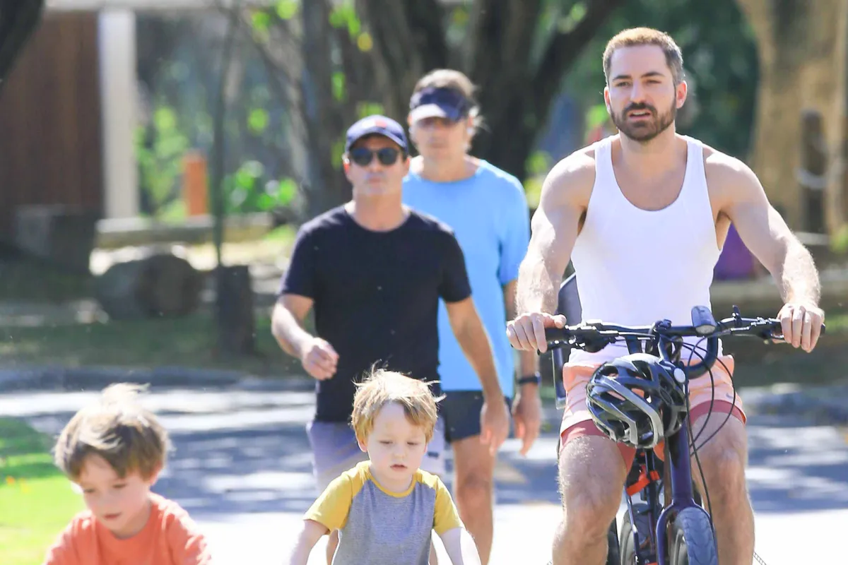 Filhos de Paulo Gustavo e Thales Bretas são flagrados em passeio de bicicleta com o pai