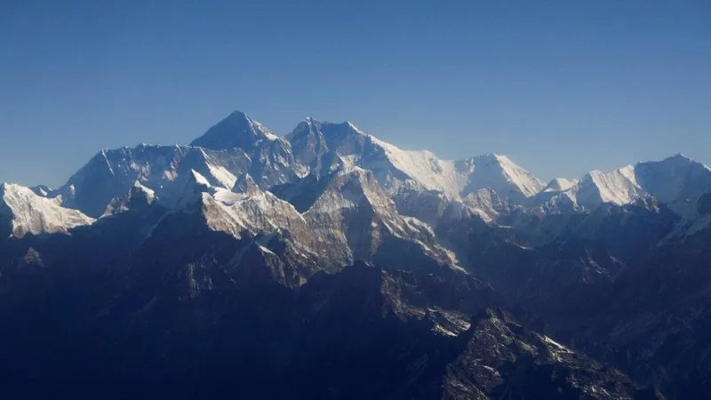 Helicóptero com turistas cai perto do Everest, no Nepal; seis pessoas morreram