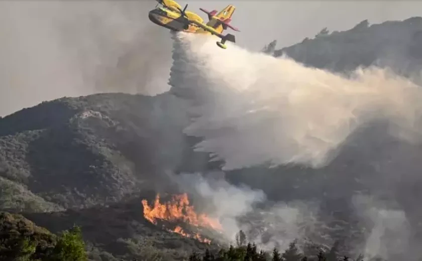 Avião cai enquanto combatia incêndio florestal na Grécia