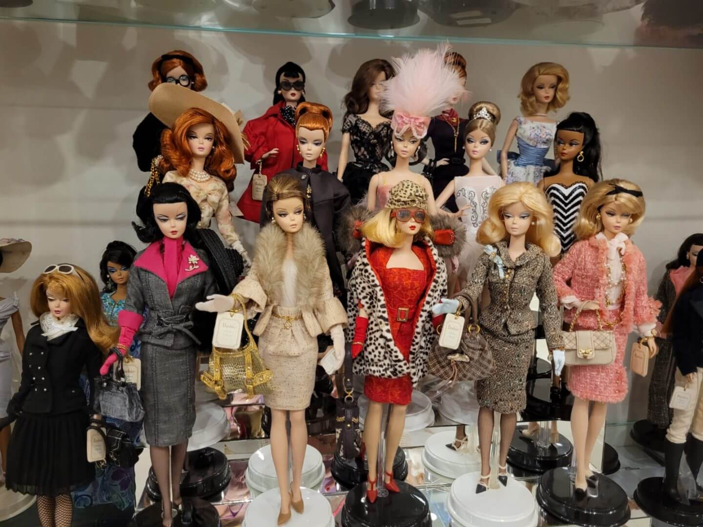 Coleção com quase 900 Barbies revela paixão de catarinense