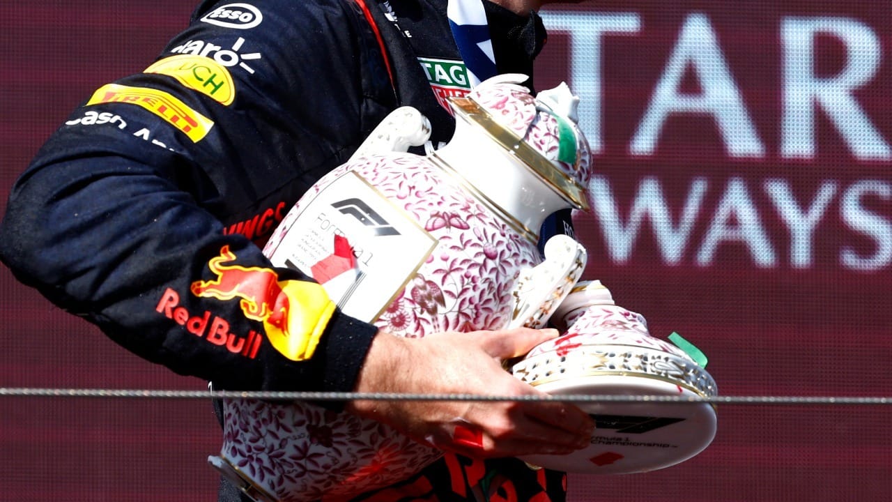 Piloto de Fórmula 1 Norris quebra troféu de Verstappen durante comemoração no GP da Hungria