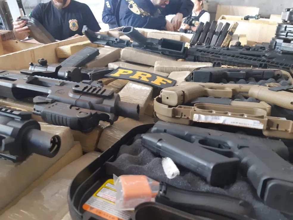 PCC: caminhão com arsenal de armas e drogas é apreendido em rodovia no Paraná