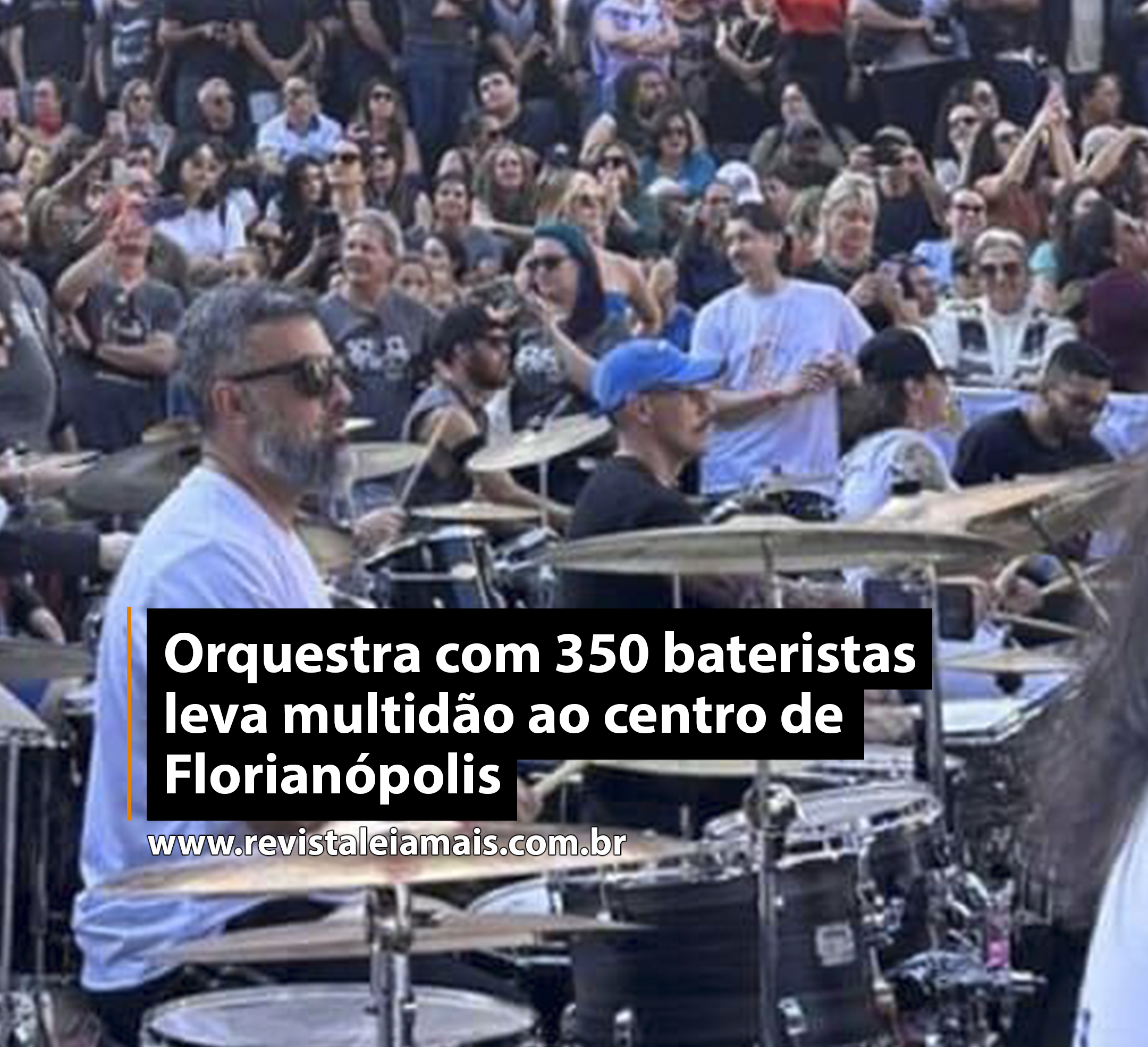 Orquestra com 350 bateristas leva multidão ao centro de Florianópolis