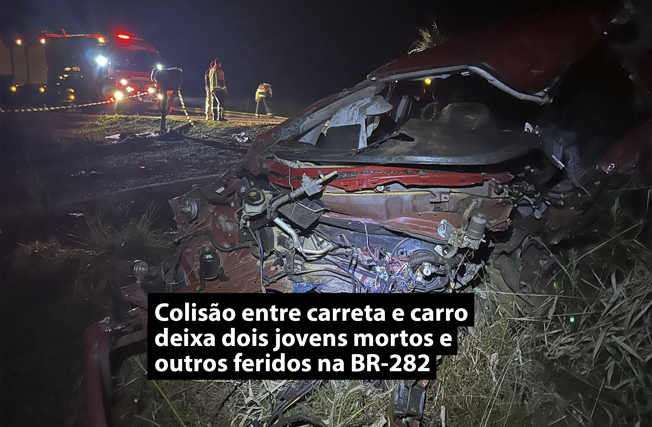 Colisão entre carreta e carro deixa dois jovens mortos e outros feridos na BR-282