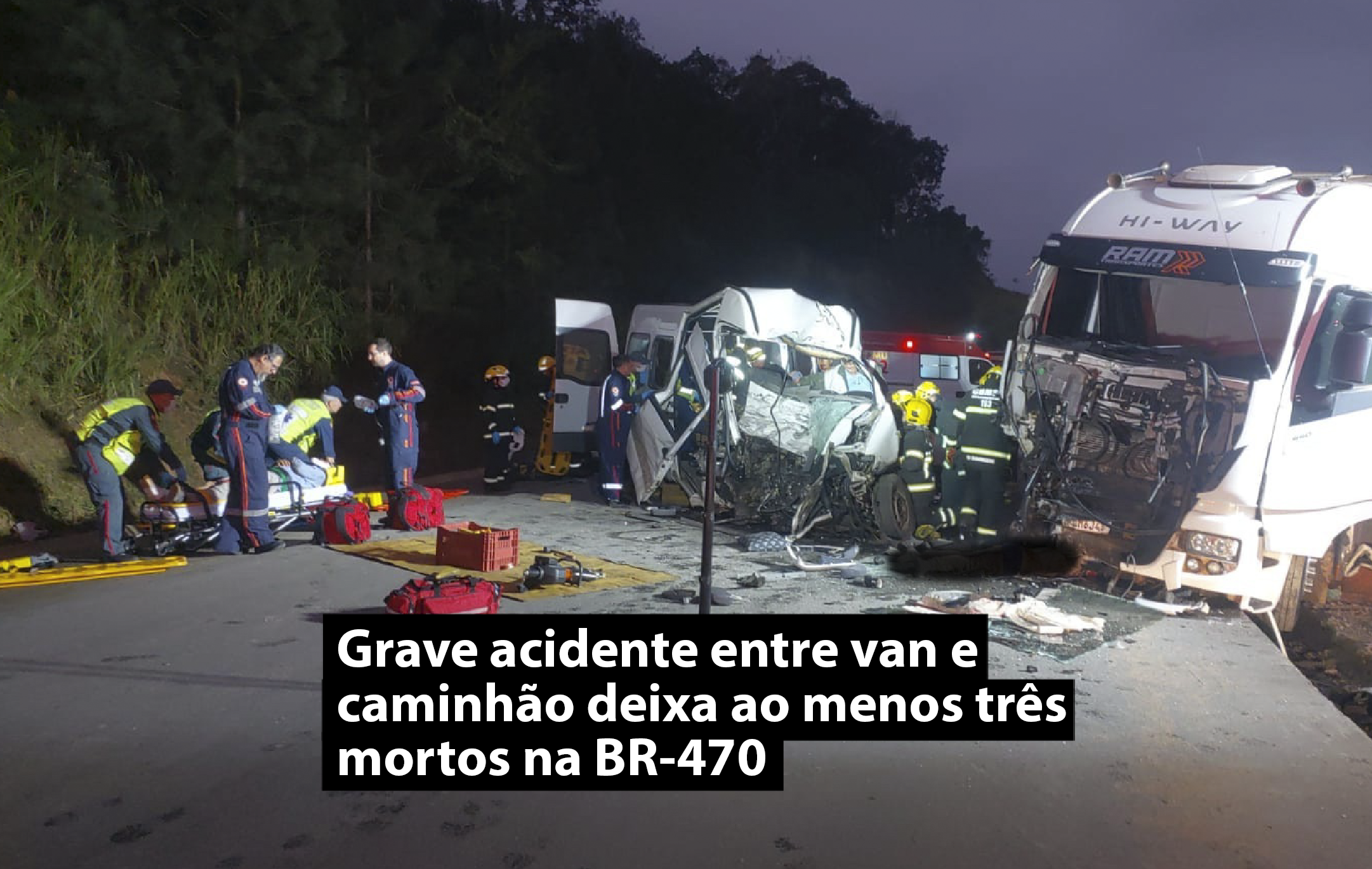 Grave acidente entre van e caminhão deixa ao menos três mortos na BR-470