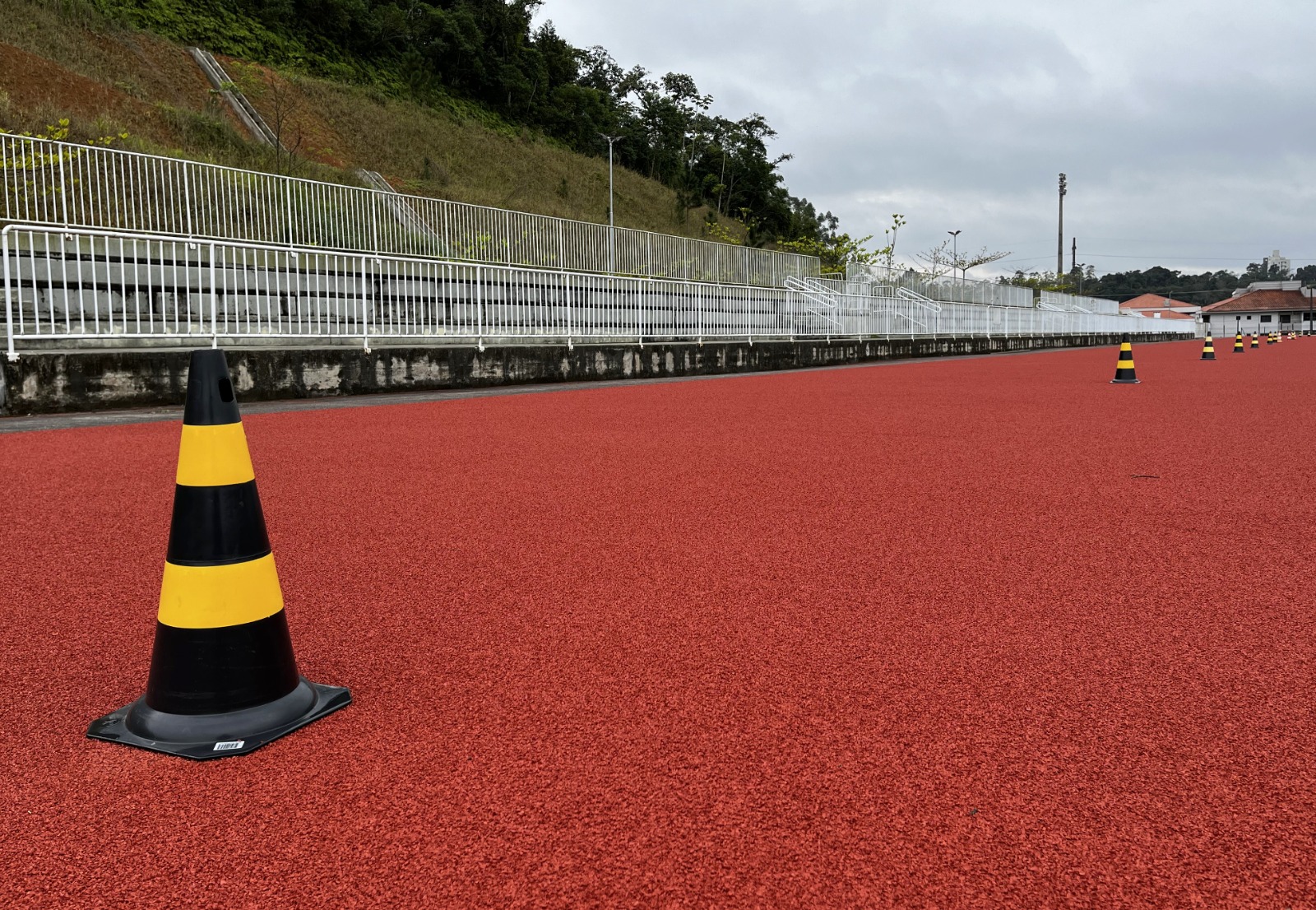 Pista de atletismo terá cobertura na arquibancada e lanchonete